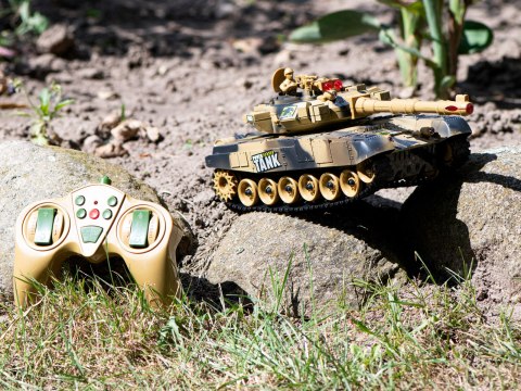 Czołg zdalnie sterowany na pilota RC Big War Tank 9995 duży 2.4 GHz piaskowy Czołg zdalnie sterowany na pilota RC Big War Tank 9995 duży 2.4 GHz piaskowy